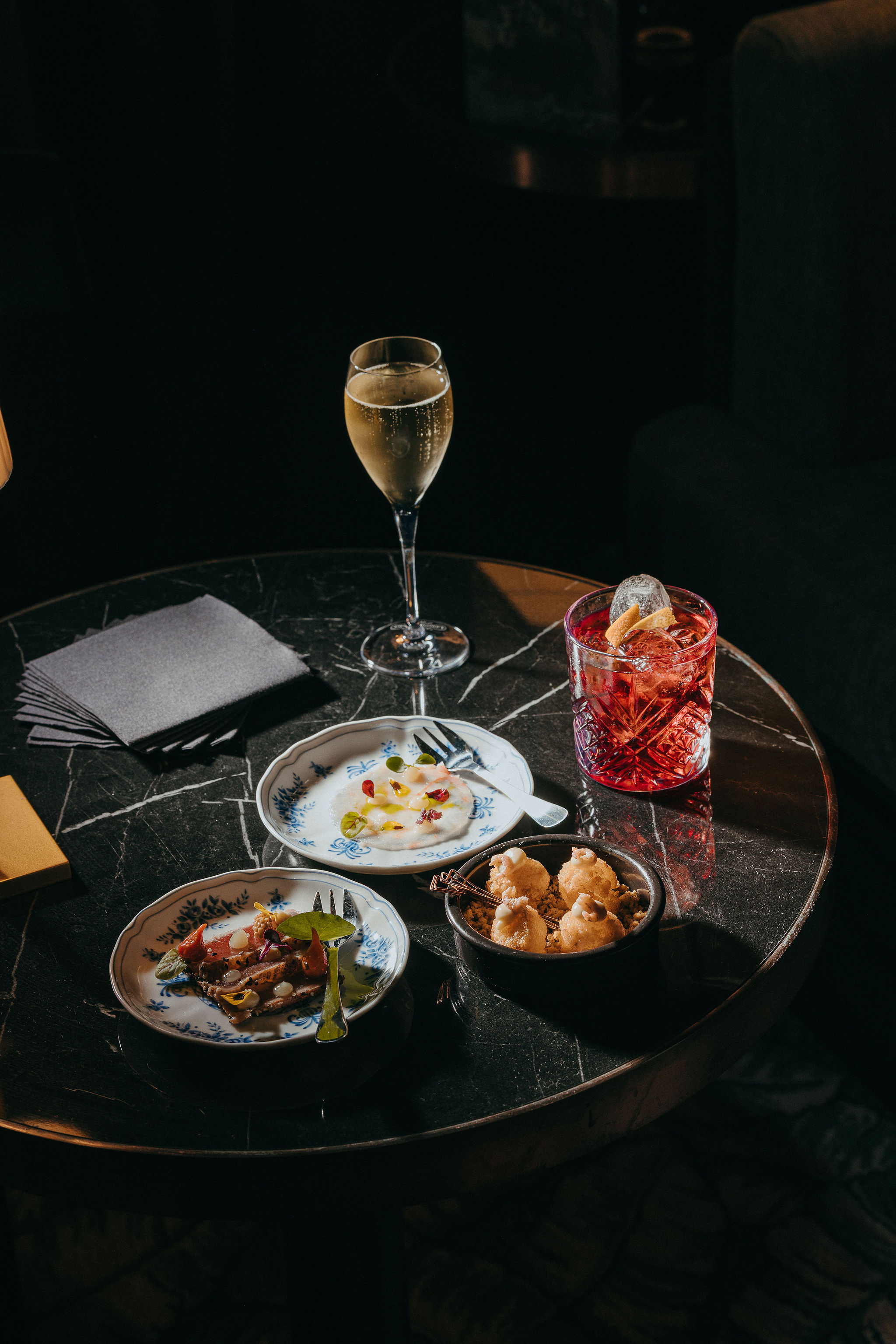 Cocktails en kleine gerechtjes aan de bar van Le Barbizon