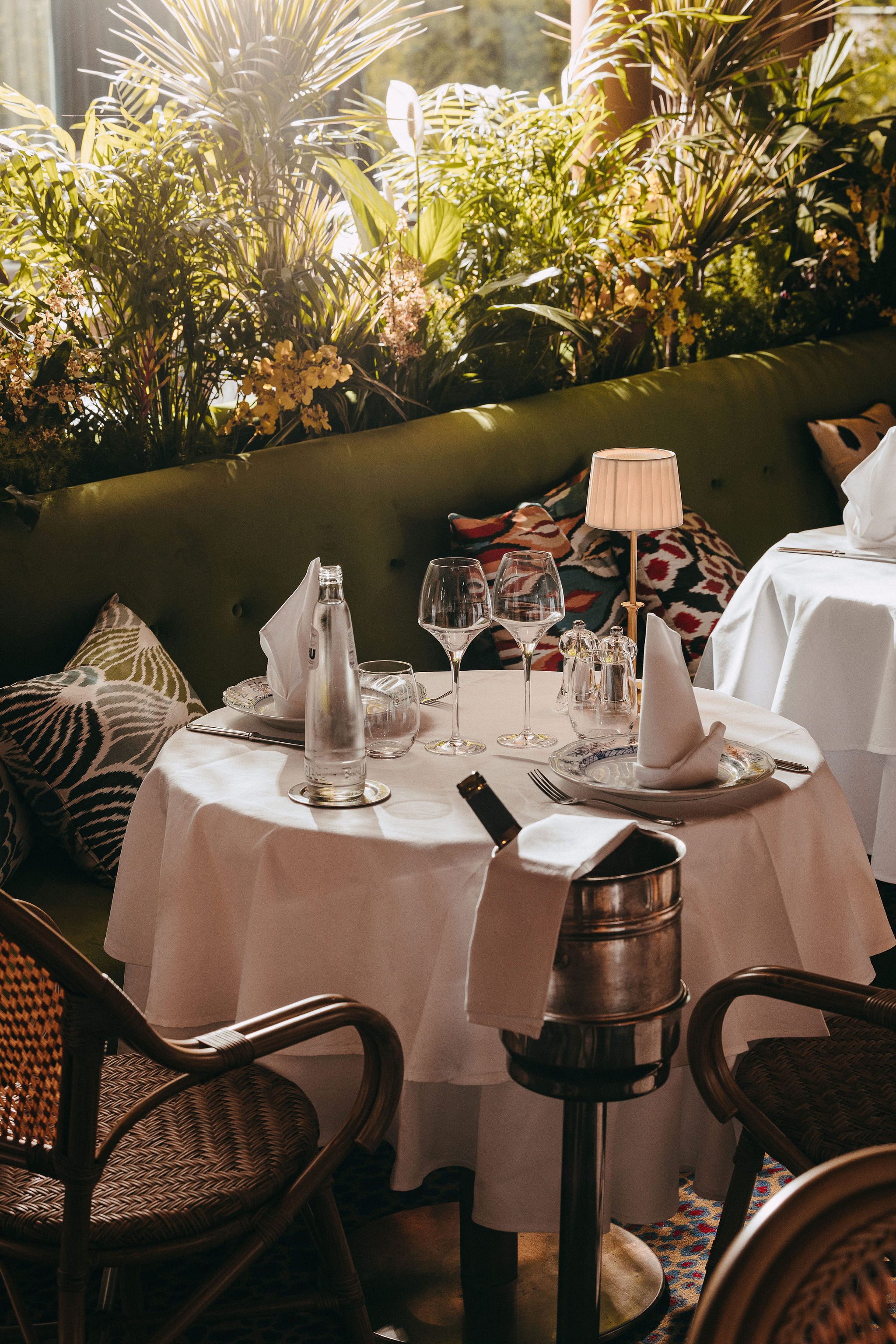 Gedekte tafel aan de bar van restaurant Le Barbizon in Overijse