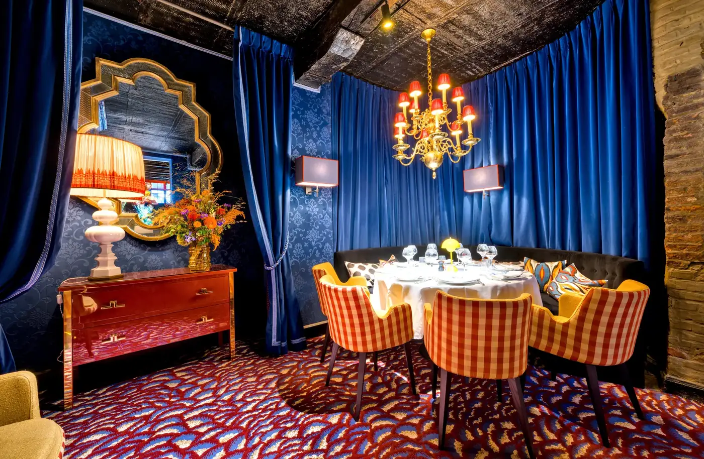 Salon intimiste du Corbier avec une table dressée