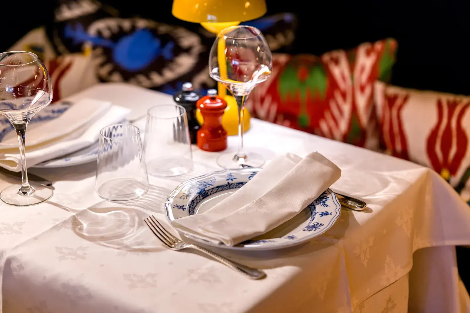 Table dressée dans la salle du Corbier au Sablon