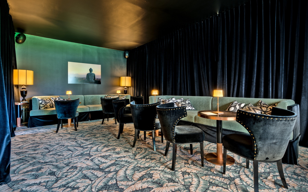 Lounge van Le Barbizon tijdens de avond