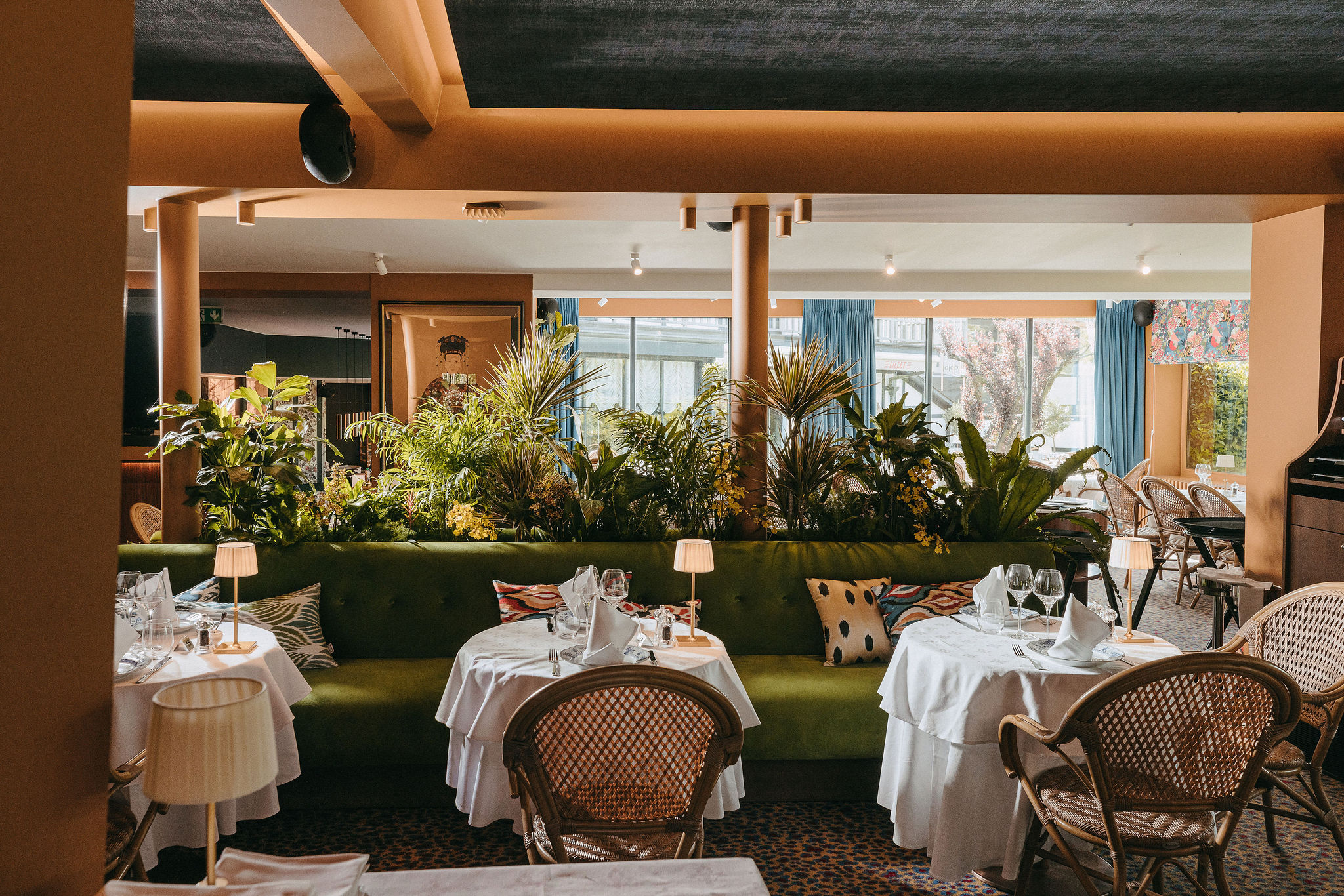 Groene banquette in daglicht