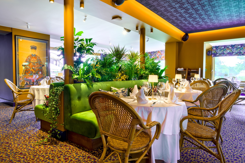 Lichte restaurantruimte van Le Barbizon met gedekte tafels