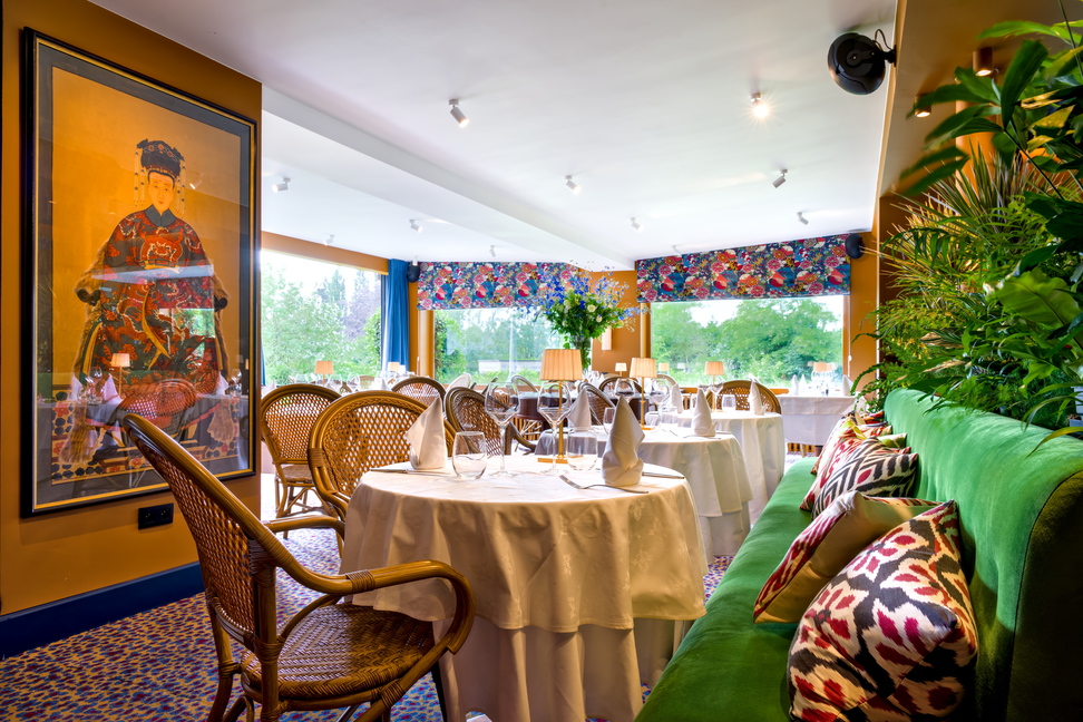 Lichte zaal met zicht op de tuin